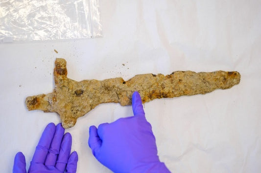 Norveç’te tarlada çalışan bir çiftçi, nadir bir Viking kılıcı keşfetti