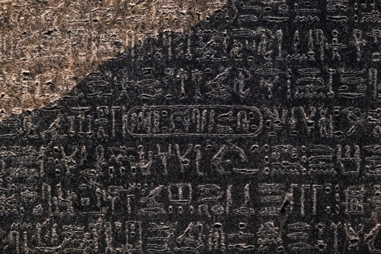 Eski Çağ yazı sistemi Mısır Hiyeroglifi’nin deşifresini sağlayan Rosetta Taşı’nın iadesi talep ediliyor