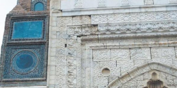 750 yıllık Gökmedrese’nin çinileri asitle kazındı, maviye boyandı!