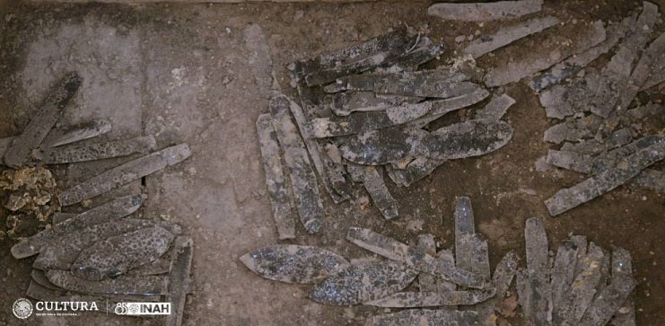 INAH arkeologları Tlatelolco’da nadir tören bıçakları keşfetti