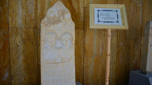 ‘Romalı’ çiftin hayattayken yaptırdığı mezar taşına büyük ilgi