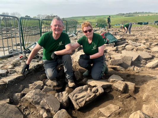 Vindolanda Kalesi'ndeki Hadrian Duvarı Yakınlarında 1.800 Yıllık Roma Zafer Tanrıçası Kabartması Keşfedildi