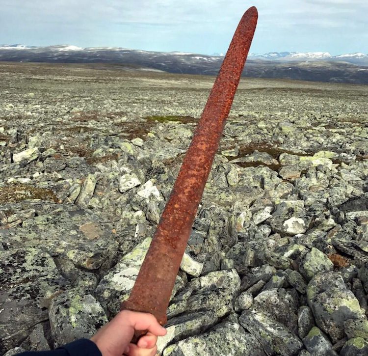 Norveç’teki Bir Dağda 1100 Yıllık Viking Kılıcı Bulundu