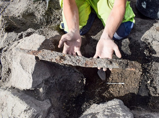 Ayakta Duran Kılıçlar, Boncuklar ve Muhteşem At Donanımları: İsveç'in E18 Bölgesinde Viking Hazineleri Ortaya Çıkarıldı