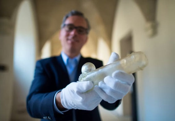 Arkeologlar, eski bir manastır tuvaletinde 400 yıllık cam bir fallus buldu.