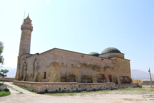 Cami kapısında ölümsüzleştirilen 800 yıllık imkansız aşkın silüeti