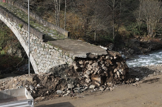 Rize’de Yol Çalışmasında Tarihi Köprü Traşlandı
