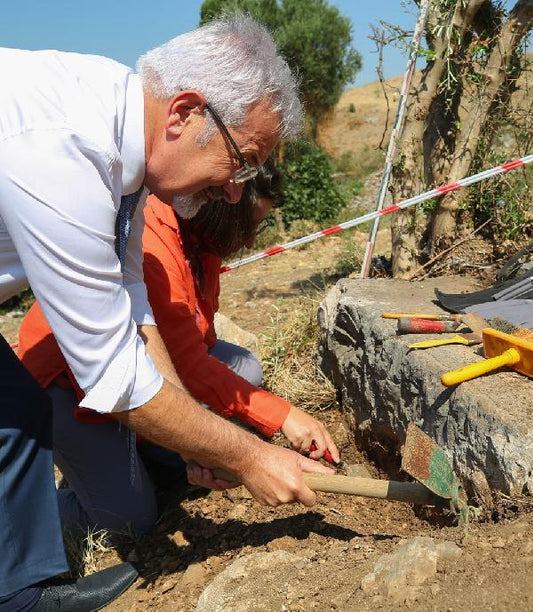 2 bin yıllık antik tiyatronun gün yüzüne çıkarılması için kazı çalışması başlatıldı