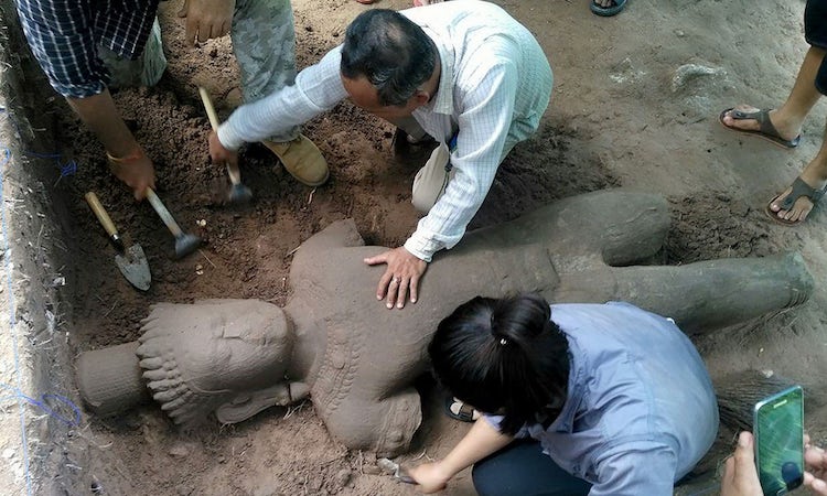 Kamboçya’daki Angkor Tapınak Kompleksinde İki Metrelik Heykel Bulundu