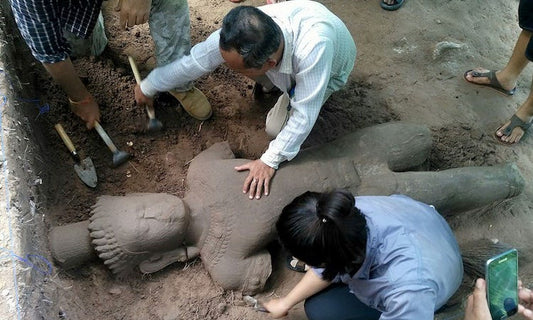 Kamboçya’daki Angkor Tapınak Kompleksinde İki Metrelik Heykel Bulundu