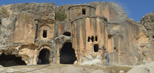 Ayazini köyündeki tarihi eserlerin üzerindeki yazılar temizleniyor