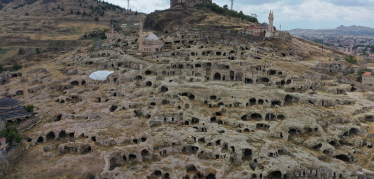 Nevşehir Kayaşehir'de ortaya çıkarılan at ahırı müzeye dönüştürülüyor.