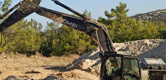 Mersin'de iş makinesiyle kaçak kazı yapan 7 kişi suçüstü yakalandı