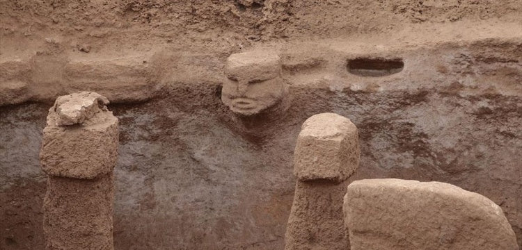 Gözler Karahantepe'deki leopar taşıyan insan heykeline çevrildi