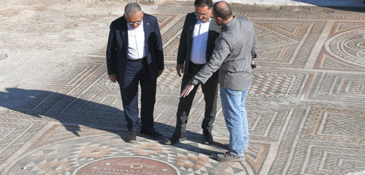 Kayseri'de bulunan saray mozaiğinde Latince 'Sağlıklı gir' yazıyor