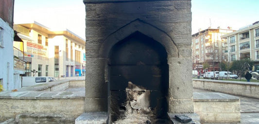 Tarihi Veliefendi Çeşmesi'ni şömine gibi kullanarak yaktılar