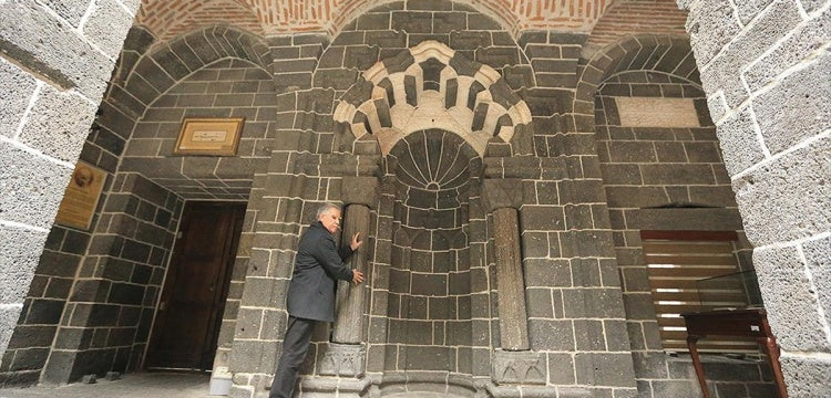 Döner sütunlar, Mesudiye Medresesi'nin depremden etkilenmediğini gösteriyor