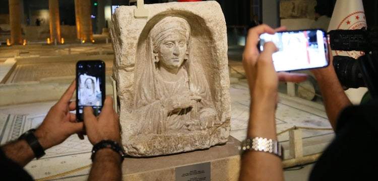 Zeugma'dan kaçırılan 2200 yıllık mezar steli Venedik'ten geri getirildi