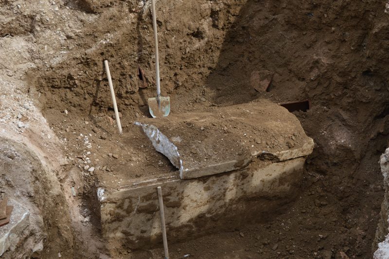 Gemlik'te defineciler birbirini ihbar etti, lahit bulundu