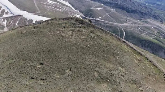 Erciyes’in Gölgesinde 2.500 Metrede Olası Bir “Tapınak Şehri”nin Kalıntıları Ortaya Çıktı