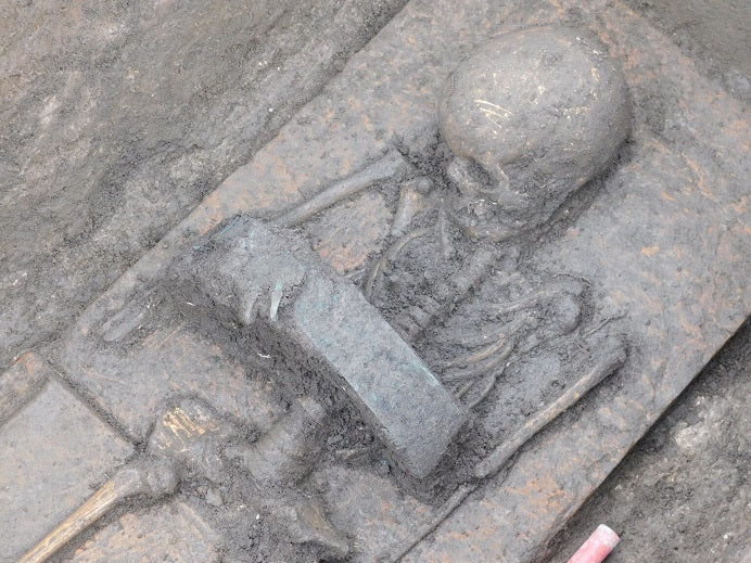 Pontecagnano'da Yeni Bir Samnit Nekropol Bölgesi Keşfedildi: 34 Mezar ve Bronz Savaşçı Kemerli Sıradışı Çocuk Gömme Buluntular