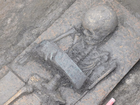 Pontecagnano'da Yeni Bir Samnit Nekropol Bölgesi Keşfedildi: 34 Mezar ve Bronz Savaşçı Kemerli Sıradışı Çocuk Gömme Buluntular