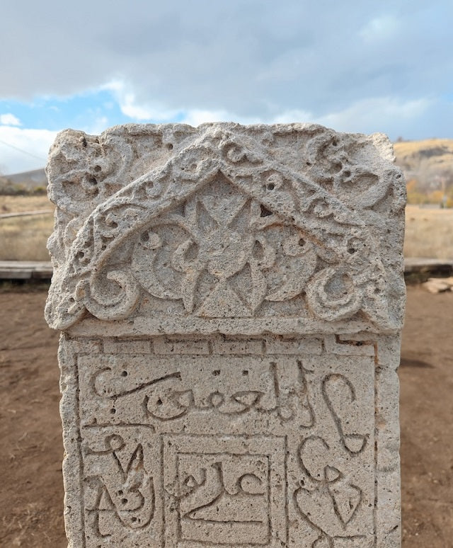 Selçuklulara Ait Çift Başlı Ejderha Motifli Mezar Taşı Bulundu