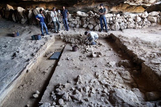 Elbistan'da Roma dönemine ait kolye ile delikli taş bulundu