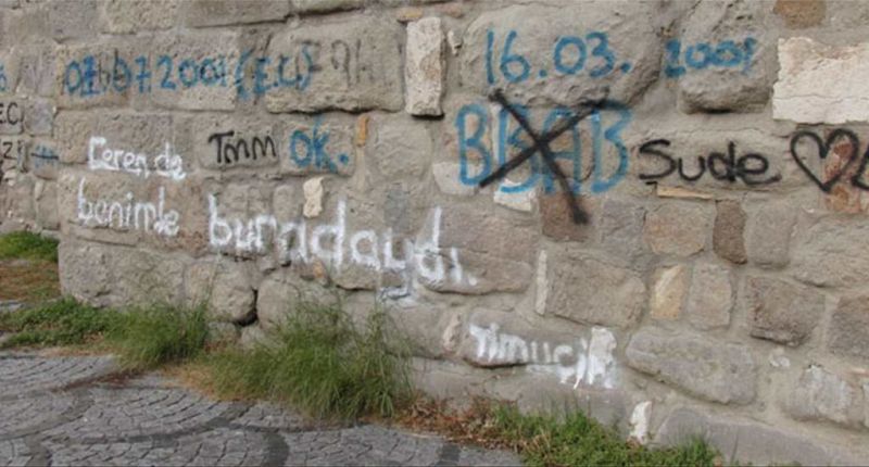 Amasra Kalesi’ne Sprey Boya ile Yazılan Yazılar Temizleniyor