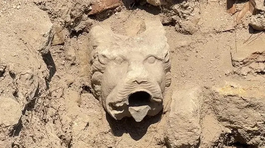 New Bathonea Şarap ve Zeytinyağı Atölyesi Keşfi'nde Aslan Başlı Taş Musluk Şarabı Kanalize Ediyor