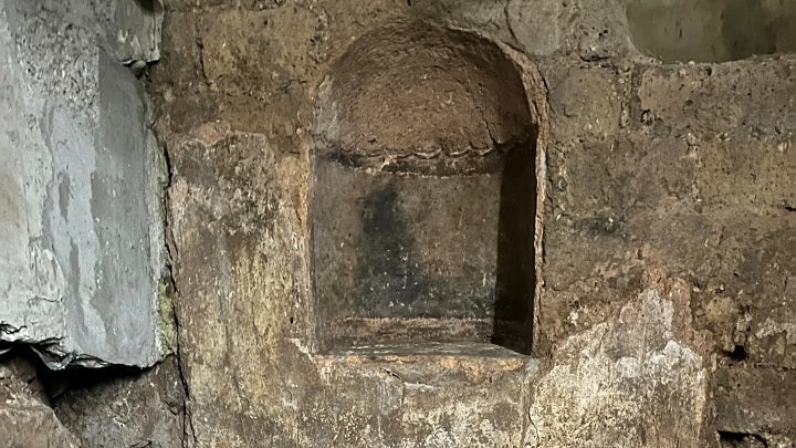 Köln'de Eşsiz Bir Roma Ev Sunağı (Lararium) Keşfedildi, Kuzey Avrupa'da Türünün İlk Örneği