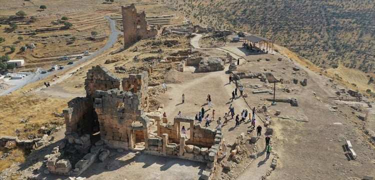 Zerzevan Kalesi arkeoloji kazılarında Mithras Tapınağı'nın anıtsal kapısına ulaşıldı