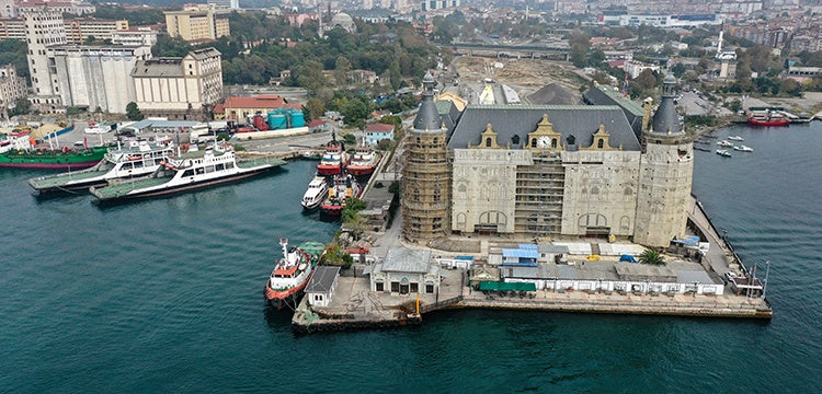 Haydarpaşa Garı'nın bekleme salonu ve yanan çatısı Cafer Bey filmine göre restore edildi