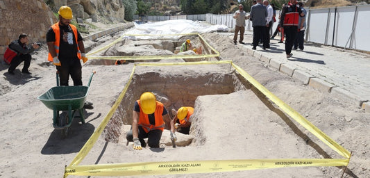 Göreme'de ulaşıma kapatılan kara yolunun altından nekropol çıktı