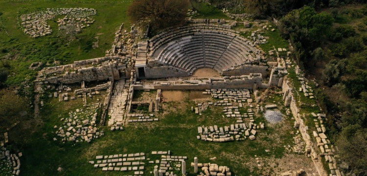 Teos Antik Kenti'ndeki Dionysos Tapınağı'nda kazı ve restorasyon çalışmaları devam ediyor