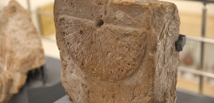 Ani kazılarında bulunan güneş saati Kars Arkeoloji Müzesi'nde sergileniyor