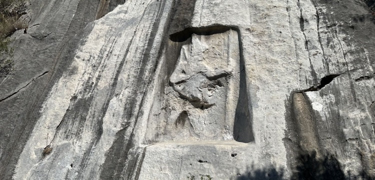 İzmir'deki Hitit Mirası Karabel Kaya Anıtı'nın Yardım Çığlığı duyulmayı bekliyor