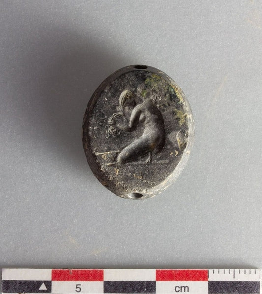 Arkeologlar, Kleidi Samikon'daki MÖ 6. yüzyıla ait bir tapınakta bronz bir yazıt ve muhtemel bir arşiv buldu.