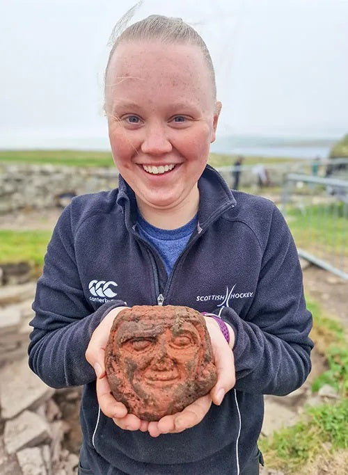 Orkney'deki Skaill Çiftliği Kazısında Dikkat Çekici Oyma Taş Baş Ortaya Çıkarıldı
