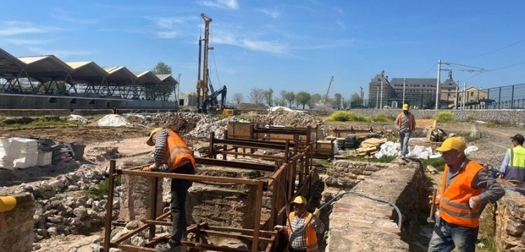 Haydarpaşa Garı’nın temel kazıkları erimiş! 1.000 ahşap kazığın yüzde 80’i yok
