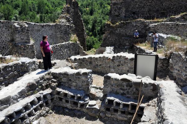 Şavşat Kalesi’nde bin yıllık şarap üretim ünitesi bulundu