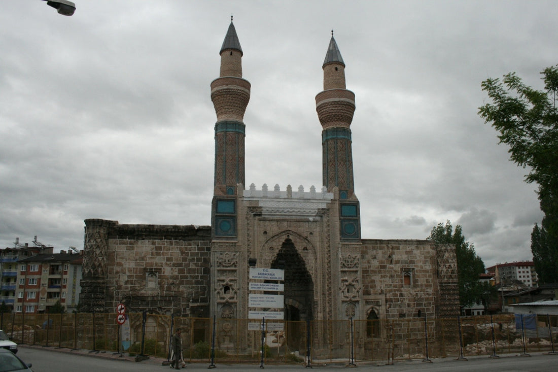 Anadolu Türk Mimarisinde taç kapılı medreseler