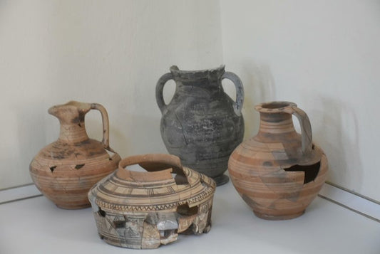 Klazomenai’da 2500 yıllık mitolojik yaratıklar ve araba yarışlarıyla süslenmiş lavabo keşfedildi