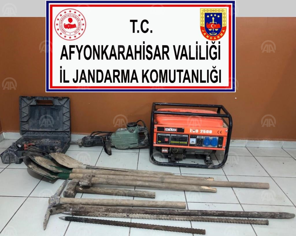 Afyonkarahisar'da arkeolojik sit alanında 7 defineci yakalandı