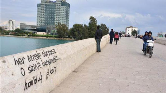 Adana’da Bin 600 Yıllık Taş Köprüye Sprey Boyayla Yazı Yazıldı