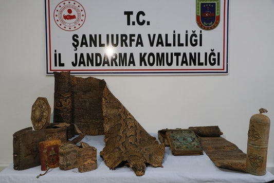 Şanlıurfa'da Ortaçağ'a ait işlemeli piton derisi ve dini kitaplar yakalandı