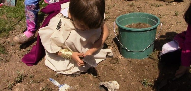 Mini mini arkeologlar görenlere maşallah derdirtti