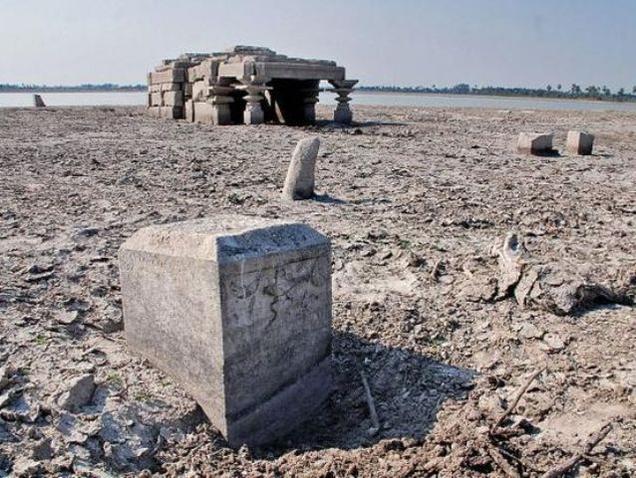 Hindistan’da Su Seviyesi Düşünce 1,000 Yıllık Tapınak Ortaya Çıktı