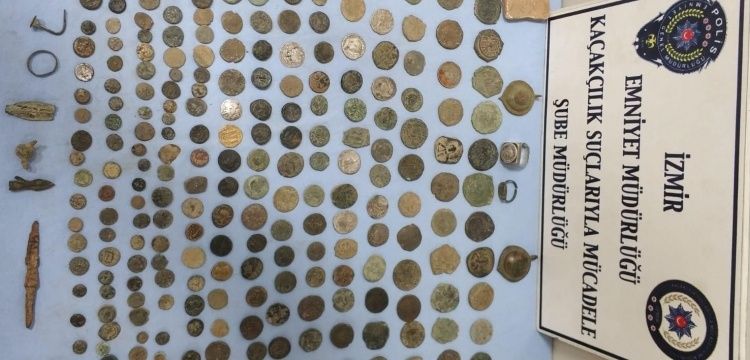Bornova'da bir evde çok sayıda tarih eser yakalandı