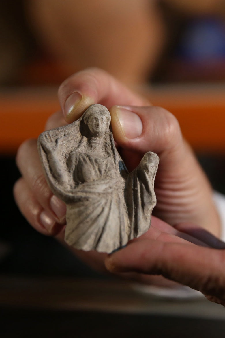 Aigai'de Demeter'i tasvir eden iki heykelcik ve kabartmalı vazo parçaları bulundu